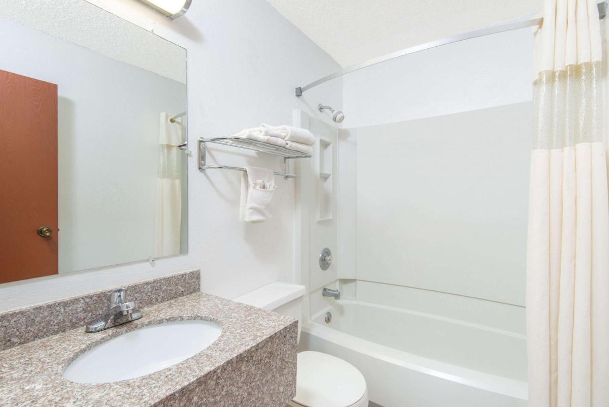 Days Inn by Wyndham Great Bend - Housity