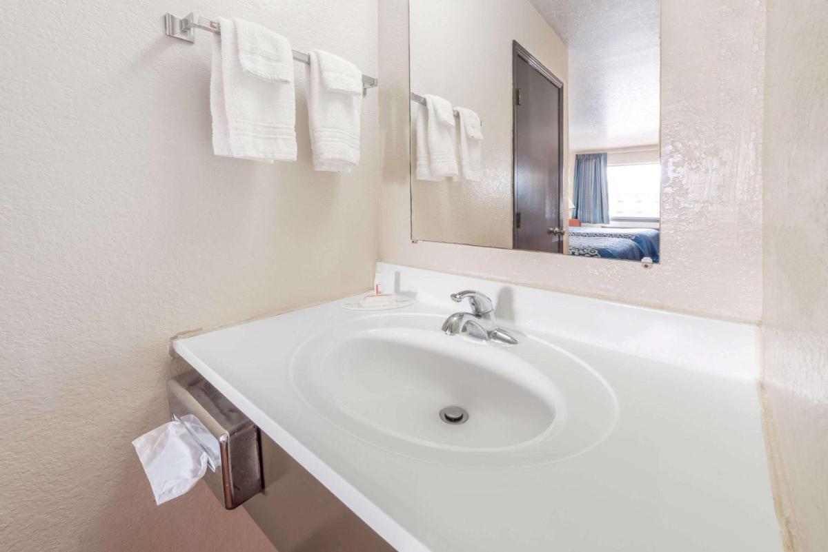 Days Inn by Wyndham Russell - Housity