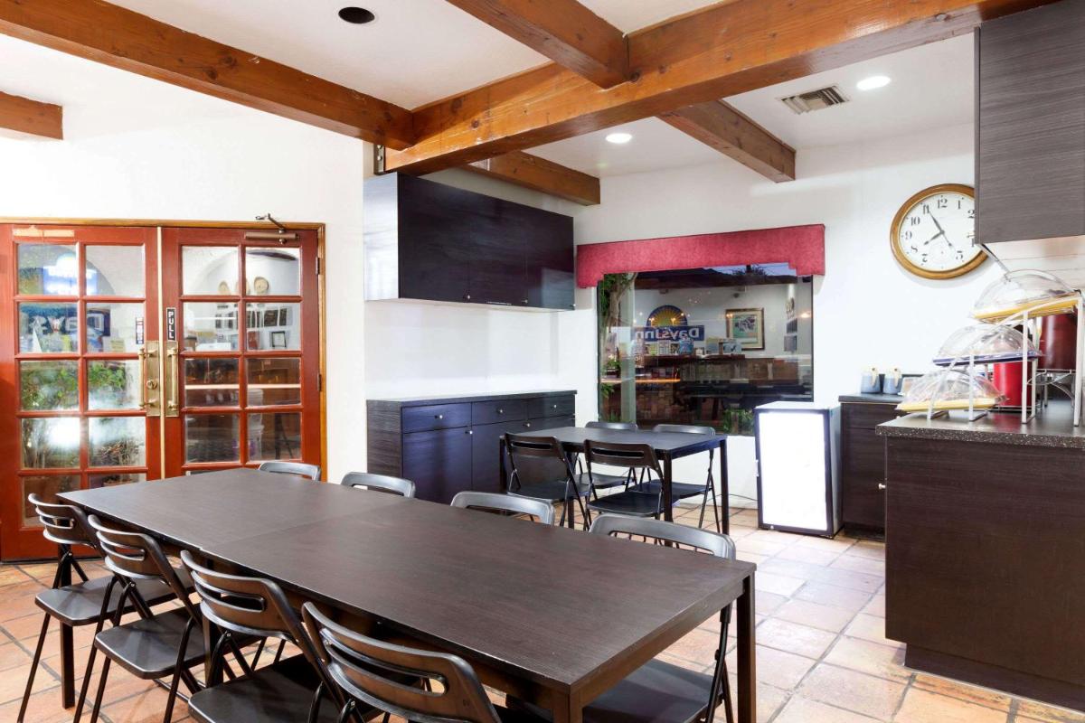 Days Inn by Wyndham Castaic Six Flags Magic Mountain - Housity