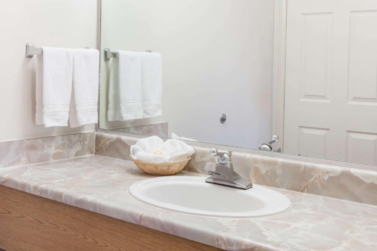 Days Inn by Wyndham Castaic Six Flags Magic Mountain - Housity