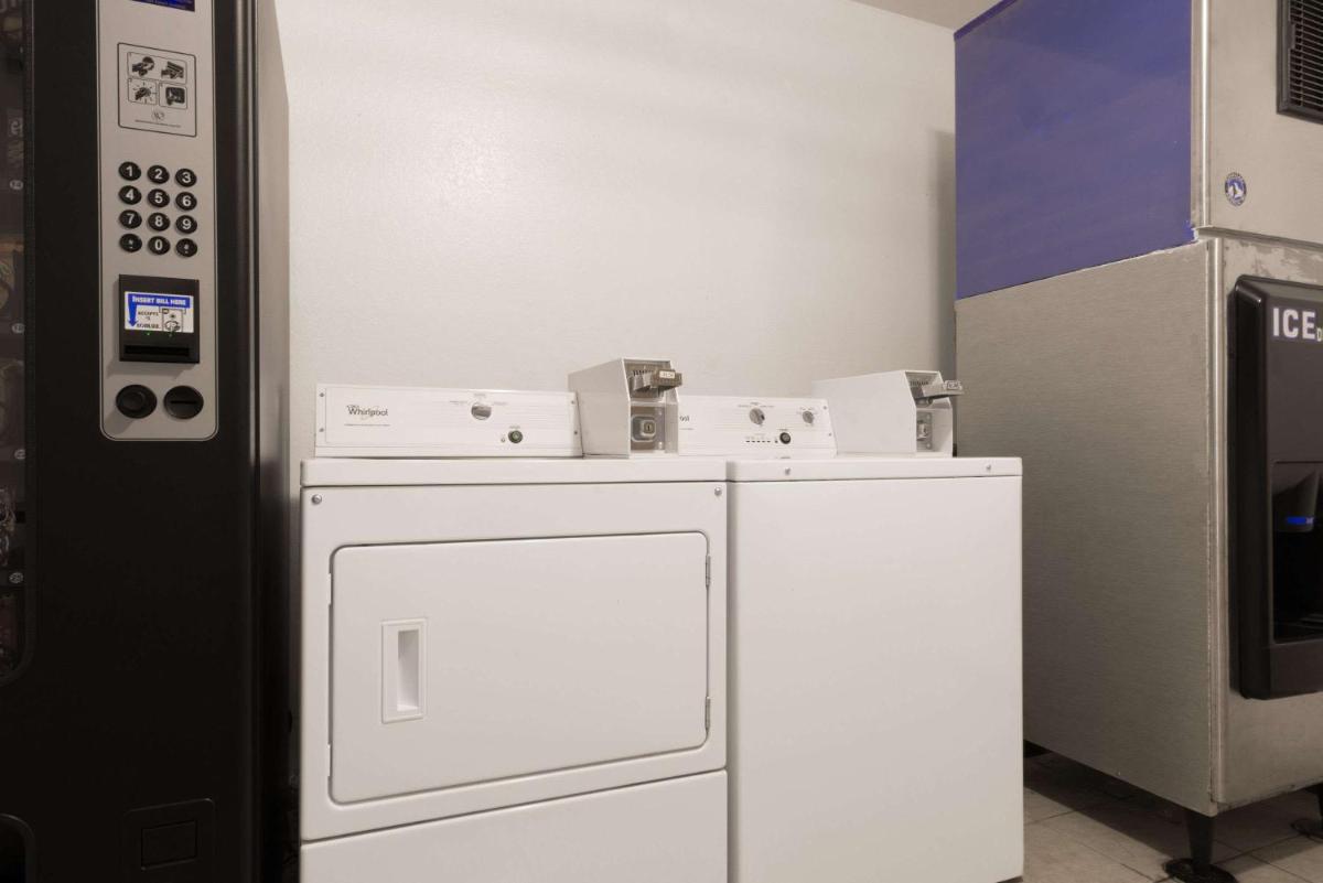 Days Inn by Wyndham Russell - Housity