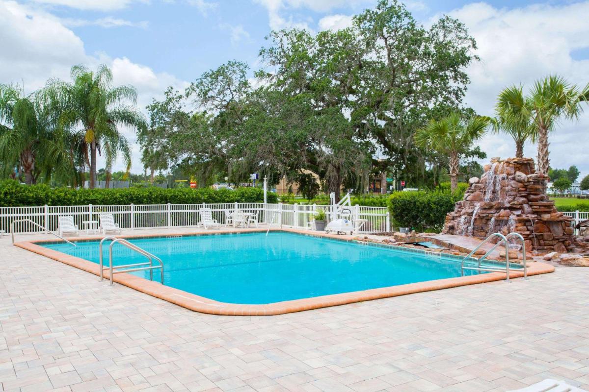 Days Inn by Wyndham Brooksville - Housity