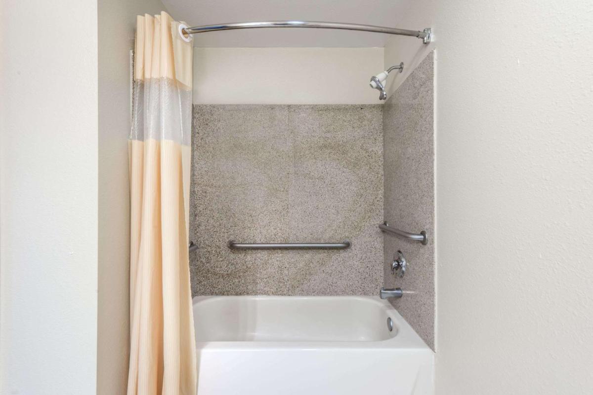 Days Inn by Wyndham St Peters/St Charles - Housity