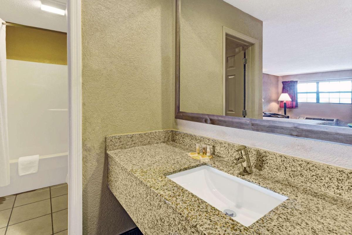 Days Inn by Wyndham Cherokee Near Casino - Housity