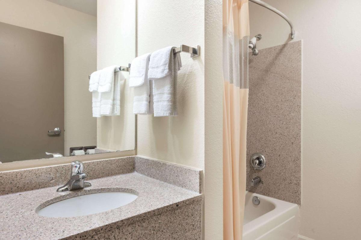Days Inn by Wyndham St Peters/St Charles - Housity