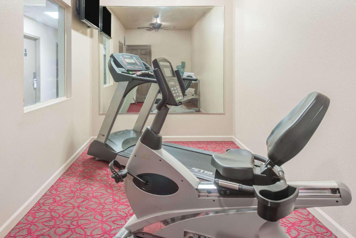 Days Inn by Wyndham St Peters/St Charles - Housity