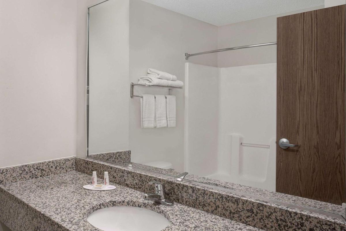 Days Inn by Wyndham Greensboro NC - Housity