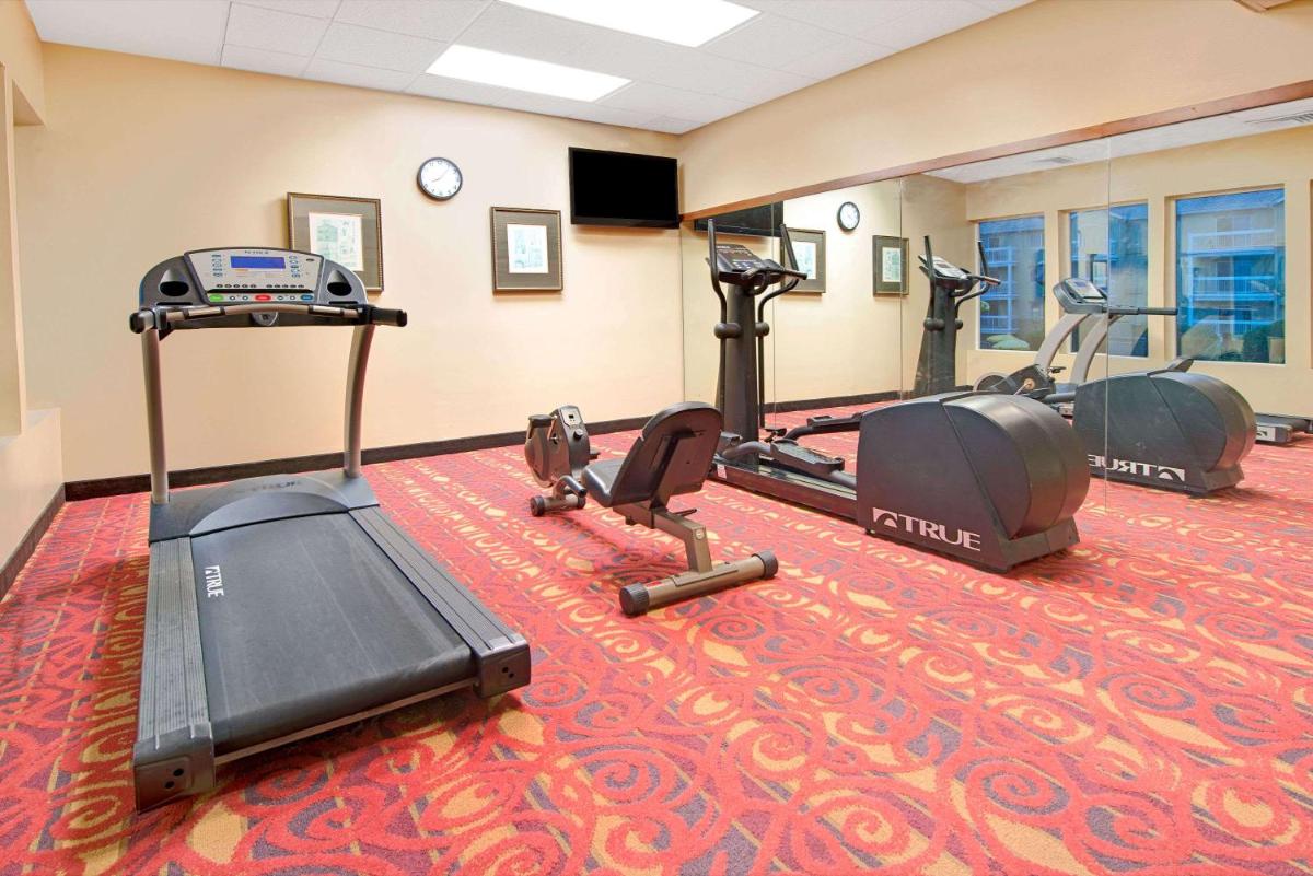 Days Inn by Wyndham St. Louis/Westport MO - Housity