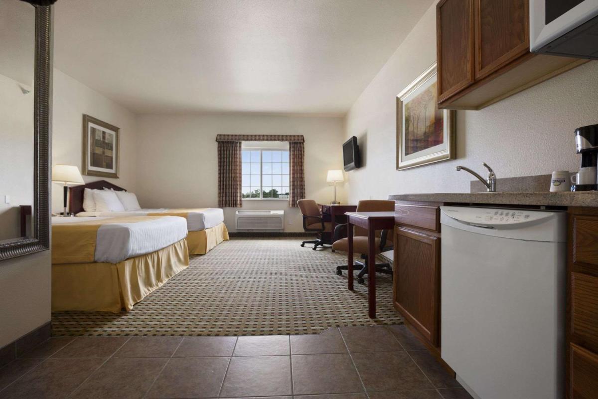 Days Inn & Suites by Wyndham Columbus NE - Housity