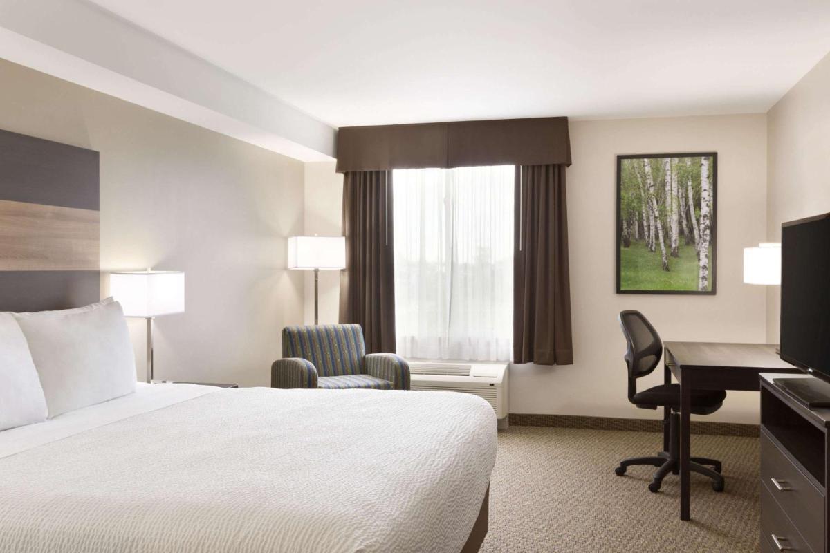 Days Inn & Suites by Wyndham Lindsay - Housity