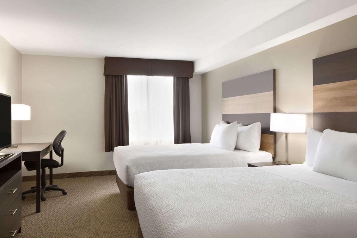 Days Inn & Suites by Wyndham Lindsay - Housity