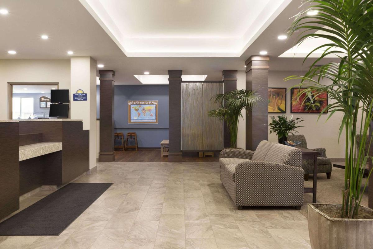 Days Inn & Suites by Wyndham Lindsay - Housity