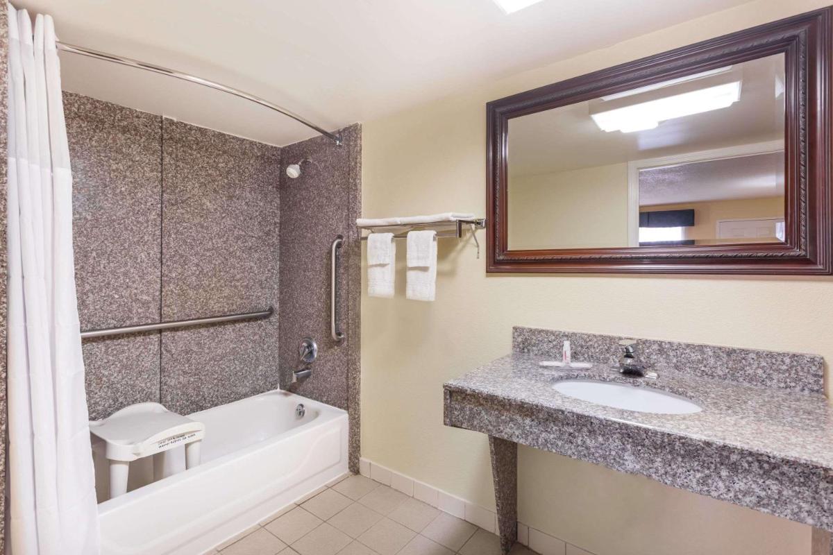 Days Inn & Suites by Wyndham Warner Robins Near Robins AFB - Housity
