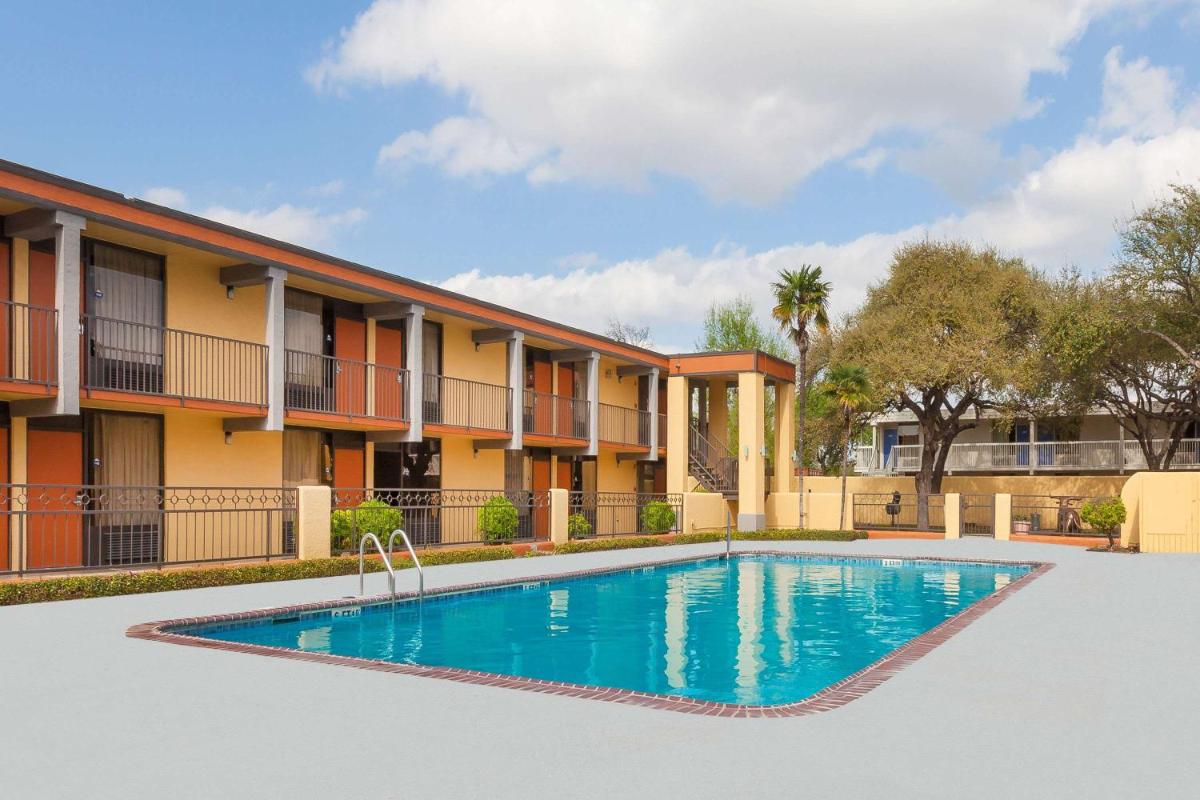 Days Inn by Wyndham Uvalde - Housity