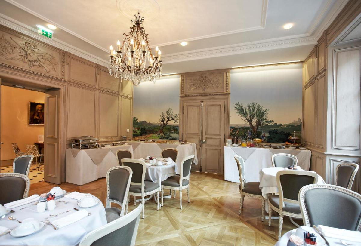 Coin salon dans l'établissement Hôtel & Spa Le Bouclier D'or