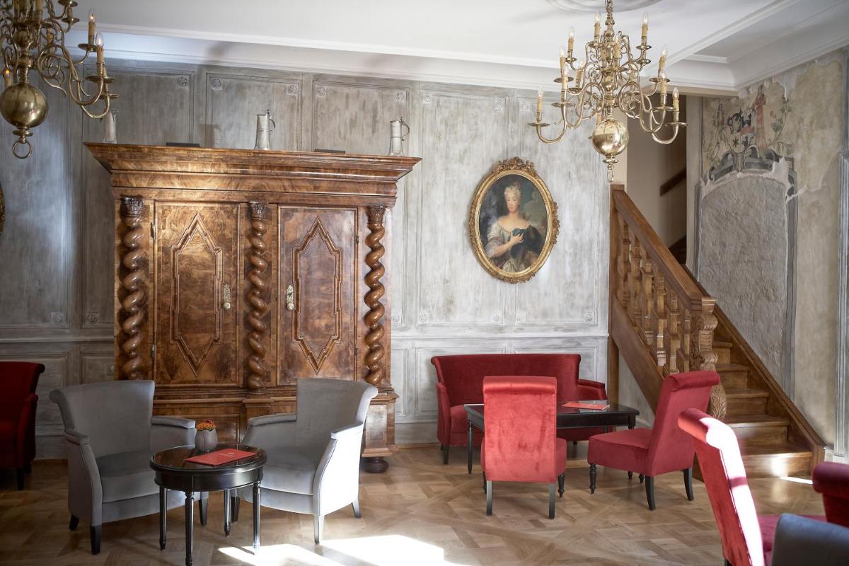 Coin salon dans l'établissement Hôtel & Spa Le Bouclier D'or