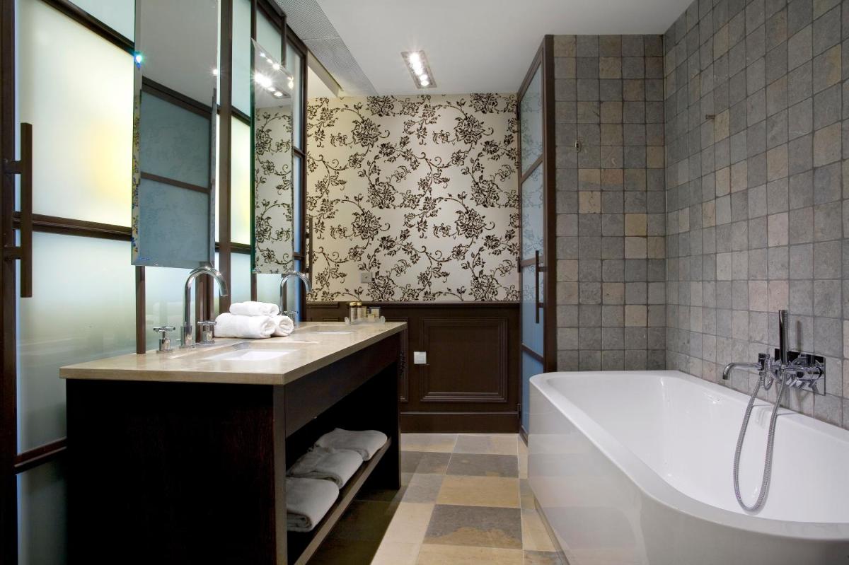 Salle de bains dans l'établissement Hôtel du Château & Spa - Teritoria