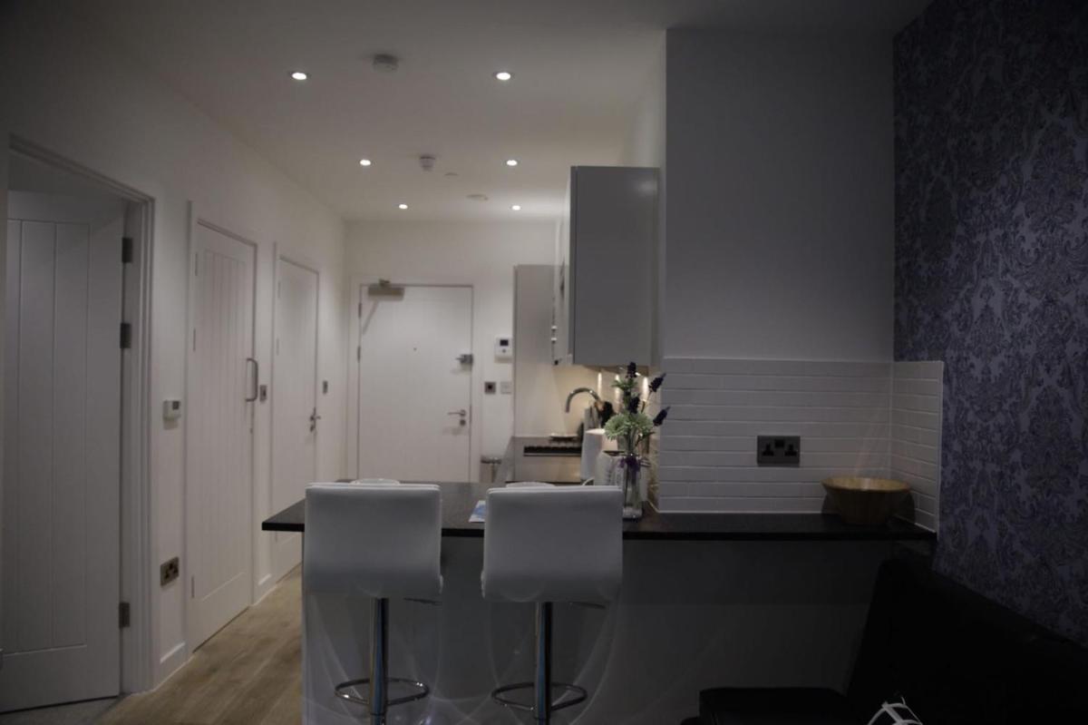 Reading Train Station Apartment by Shepherd Serviced Apartments - Housity