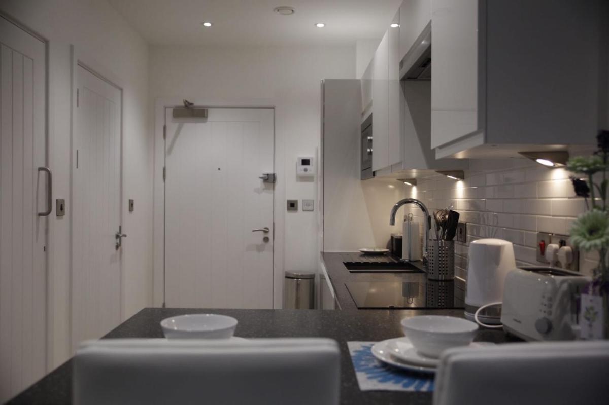 Reading Train Station Apartment by Shepherd Serviced Apartments - Housity