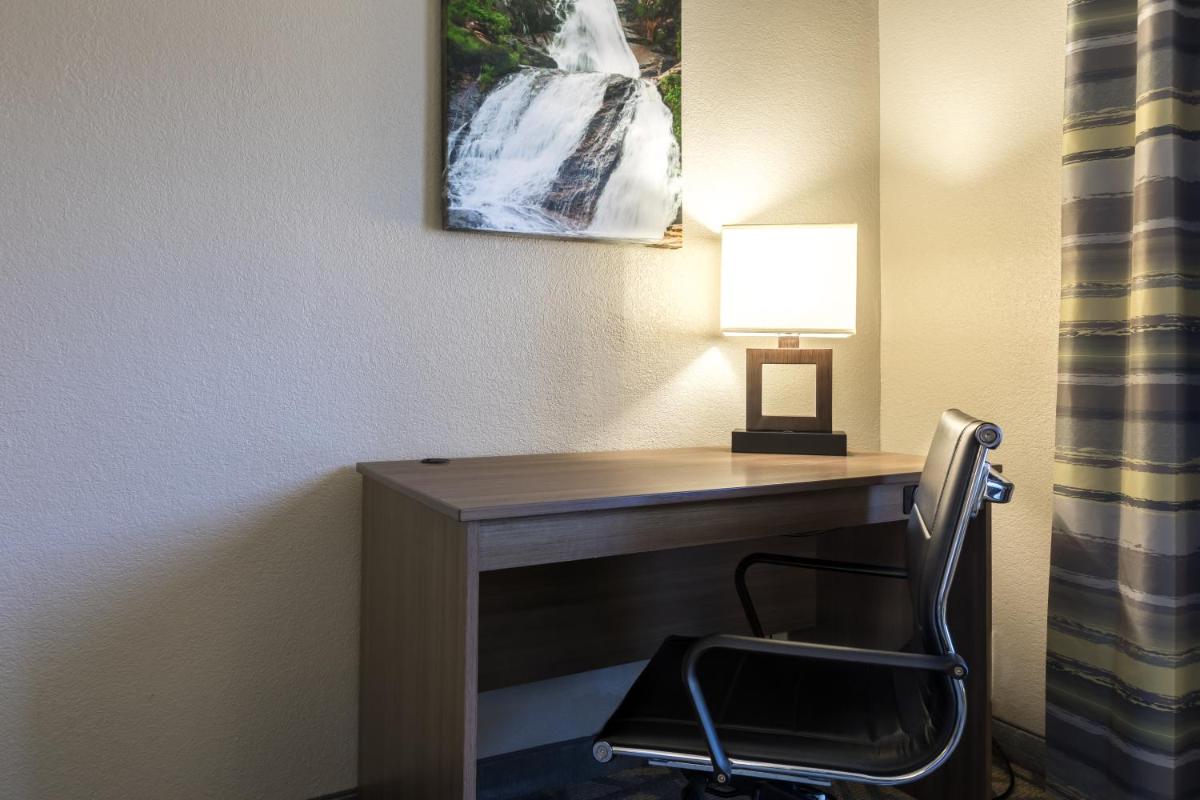 Suitetrails - Country Inn & Suites Asheville Downtown Tunnel Rd