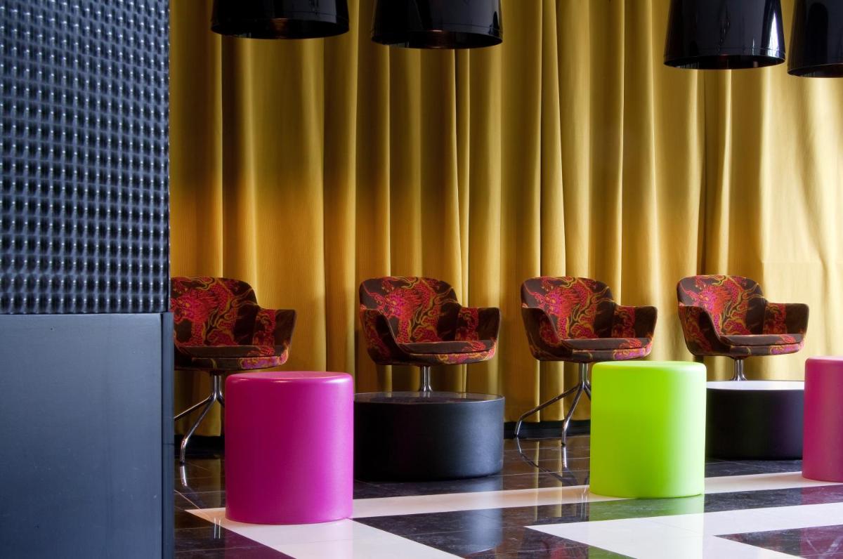 Coin salon dans l'établissement Hôtel Montmorency & Spa