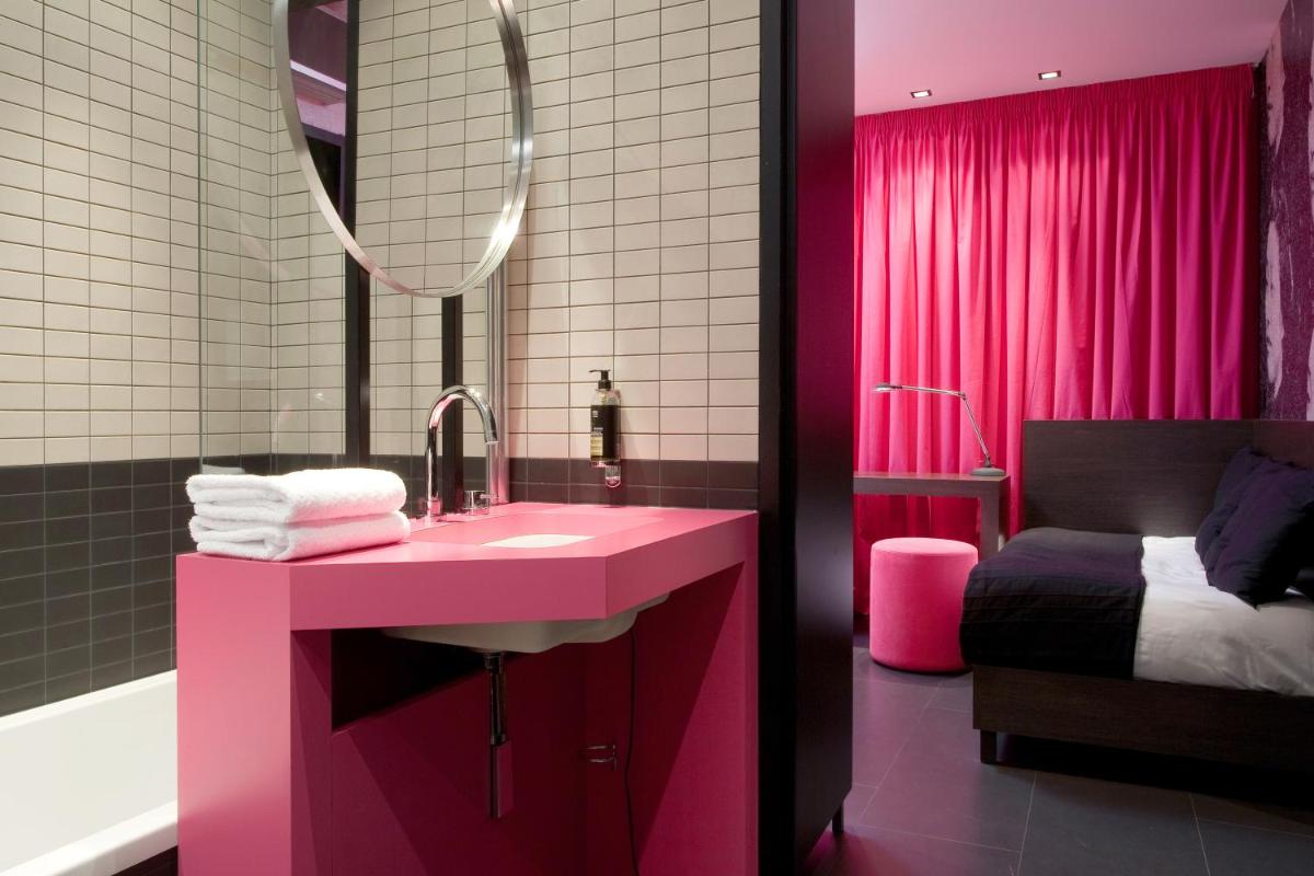 Salle de bains dans l'établissement Hôtel Montmorency & Spa