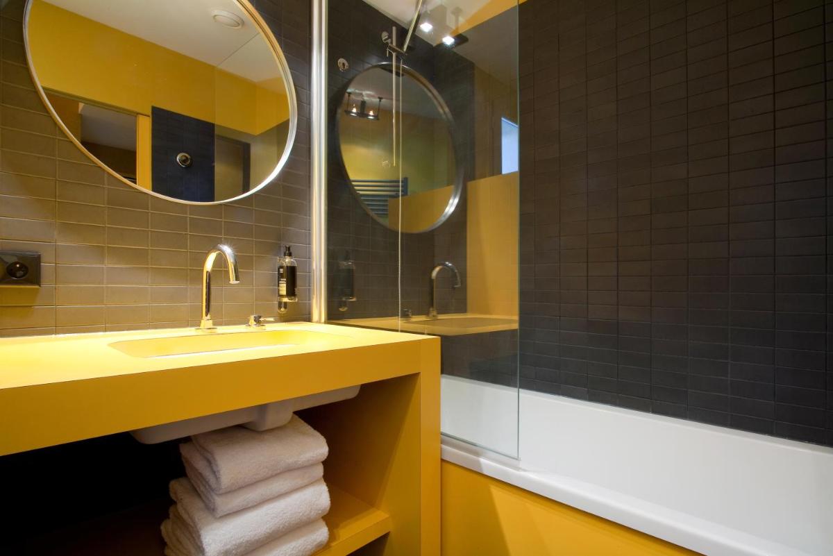 Salle de bains dans l'établissement Hôtel Montmorency & Spa
