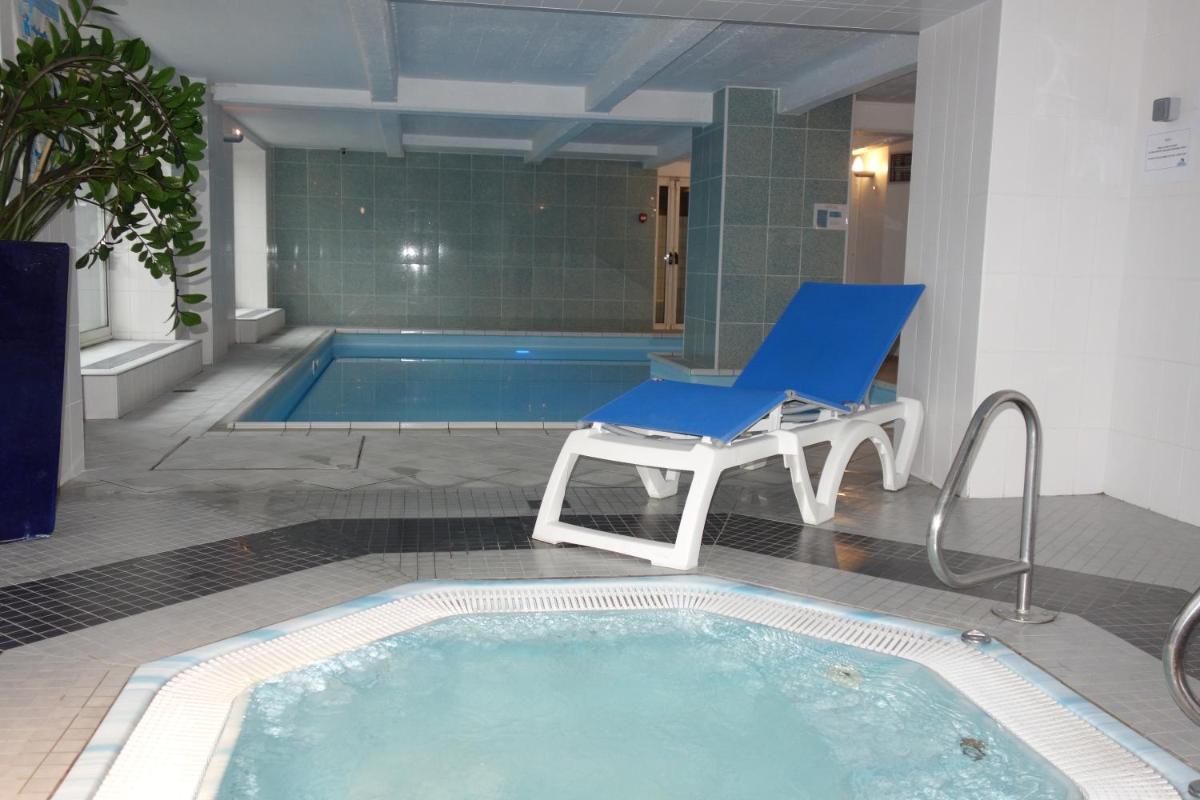 Piscine de l'établissement Mercure Epinal Centre ou située à proximité