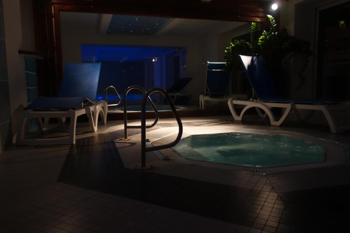 Piscine de l'établissement Mercure Epinal Centre ou située à proximité