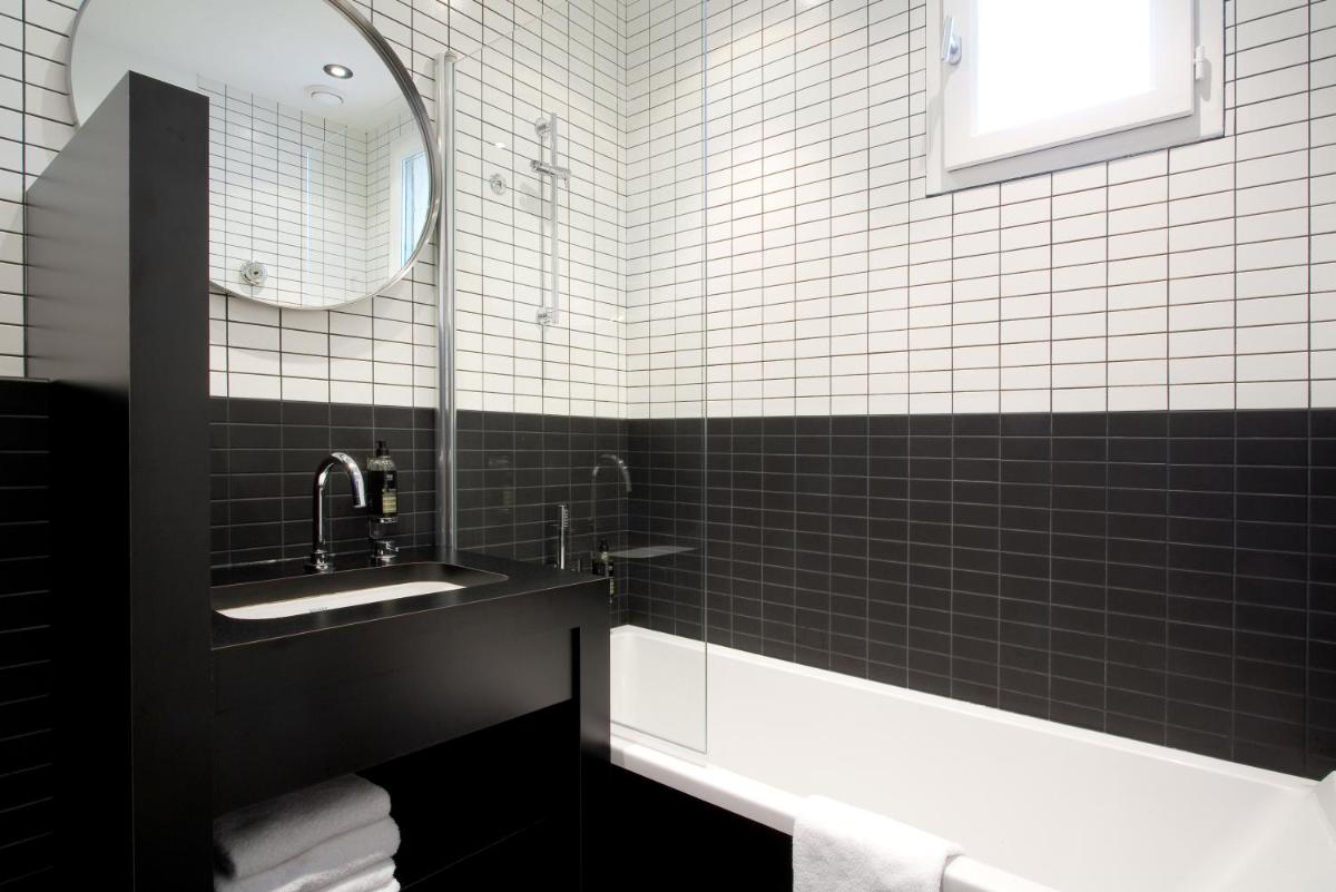 Salle de bains dans l'établissement Hôtel Montmorency & Spa