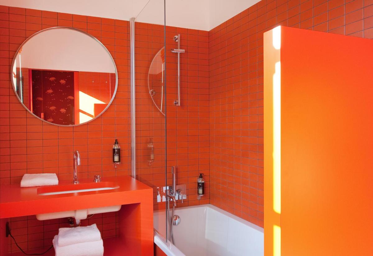 Salle de bains dans l'établissement Hôtel Montmorency & Spa