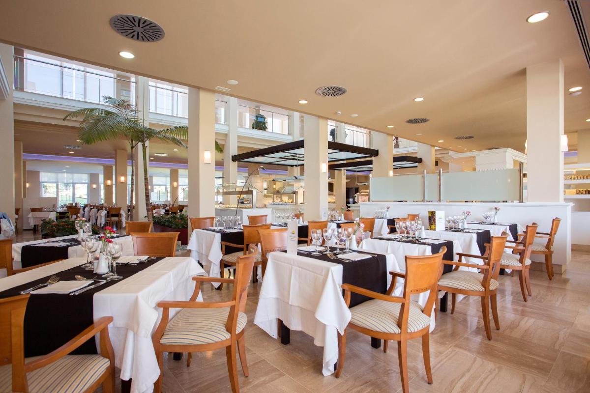 Un restaurante o sitio para comer en Hipotels Playa La Barrosa - Adults Only