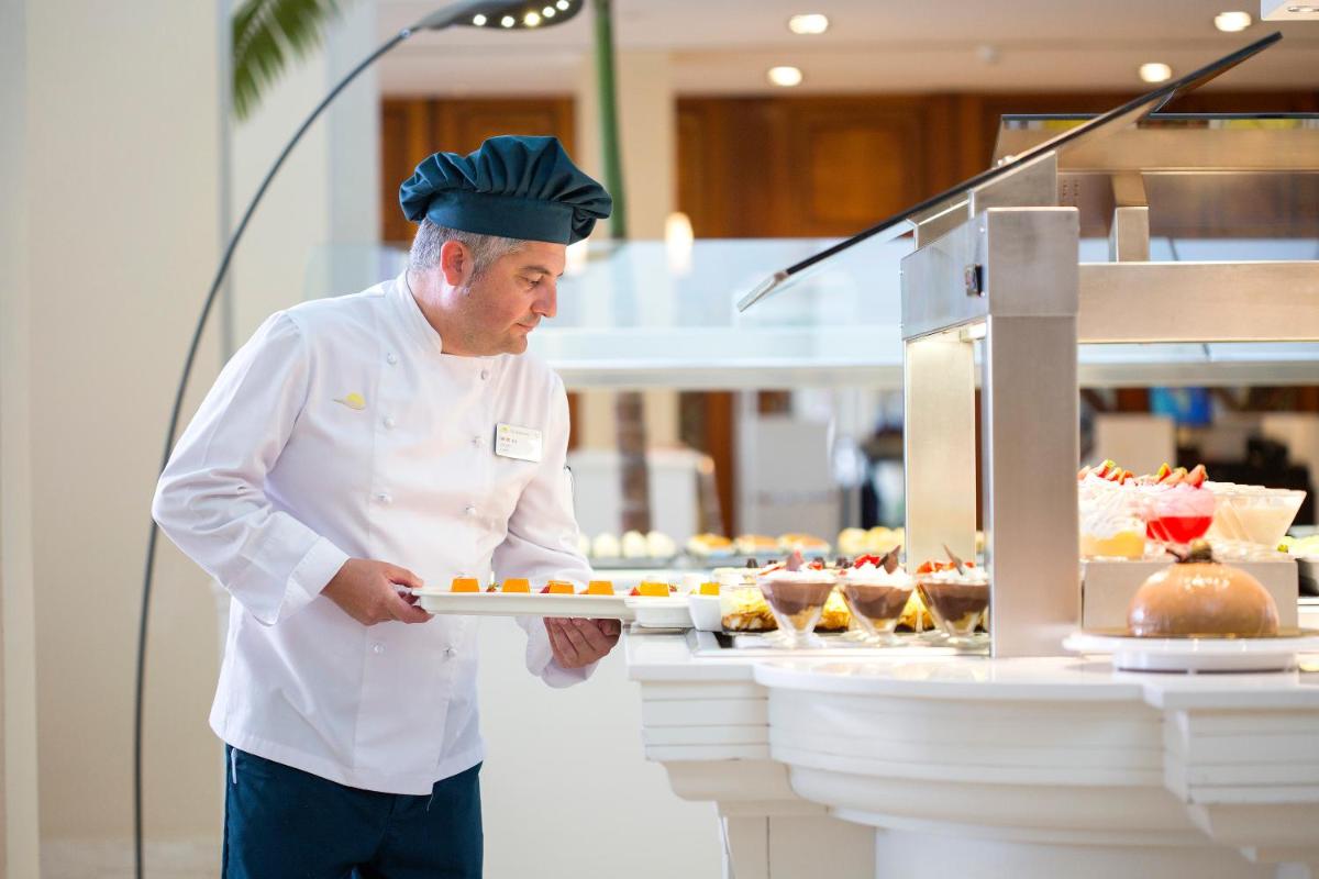 Comida en o cerca de este hotel