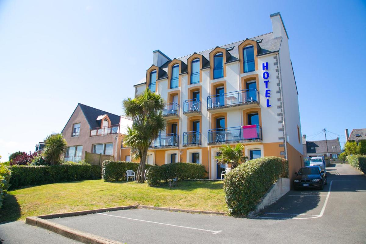un bâtiment avec un parking devant dans l'établissement Résidence Bellevue, à Camaret-sur-Mer