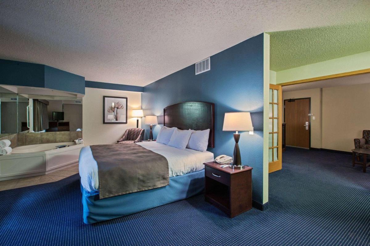 AmericInn by Wyndham Fort Dodge - Housity