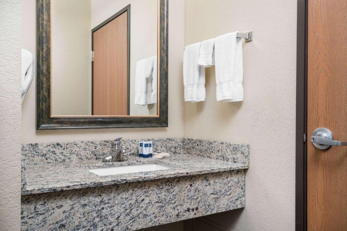 AmericInn by Wyndham Fort Dodge - Housity