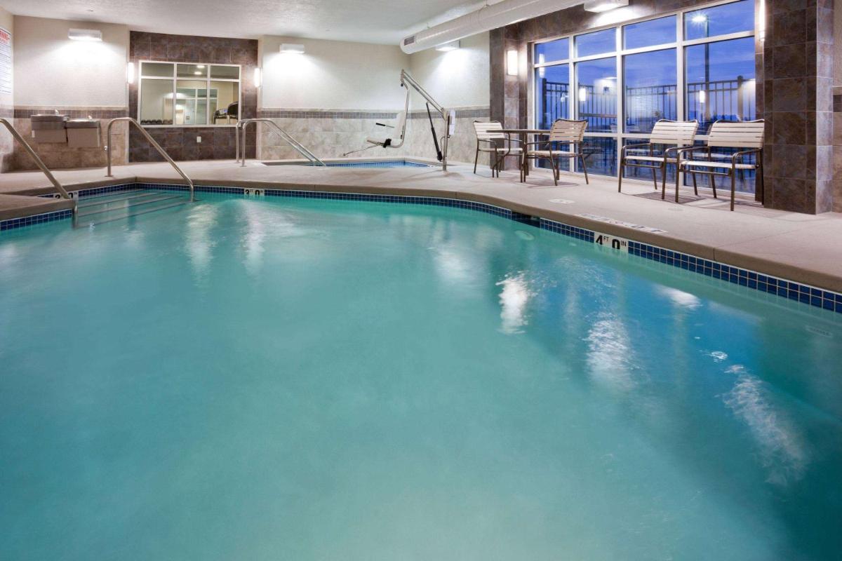 AmericInn by Wyndham Waupun - Housity