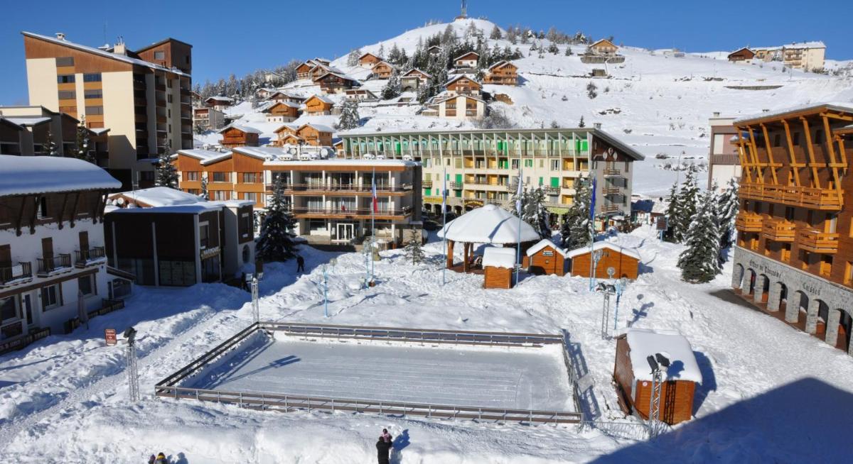 L'établissement Le Chalet Suisse en hiver
