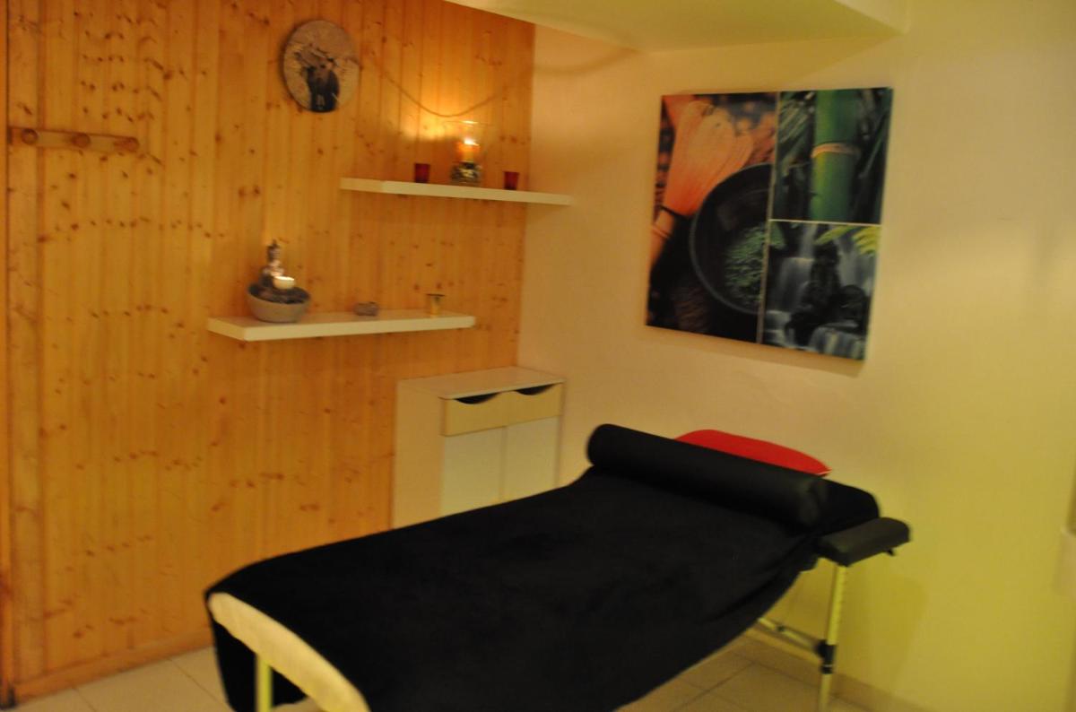 Cette chambre comprend une chaise noire. dans l'établissement Le Chalet Suisse, à Valberg