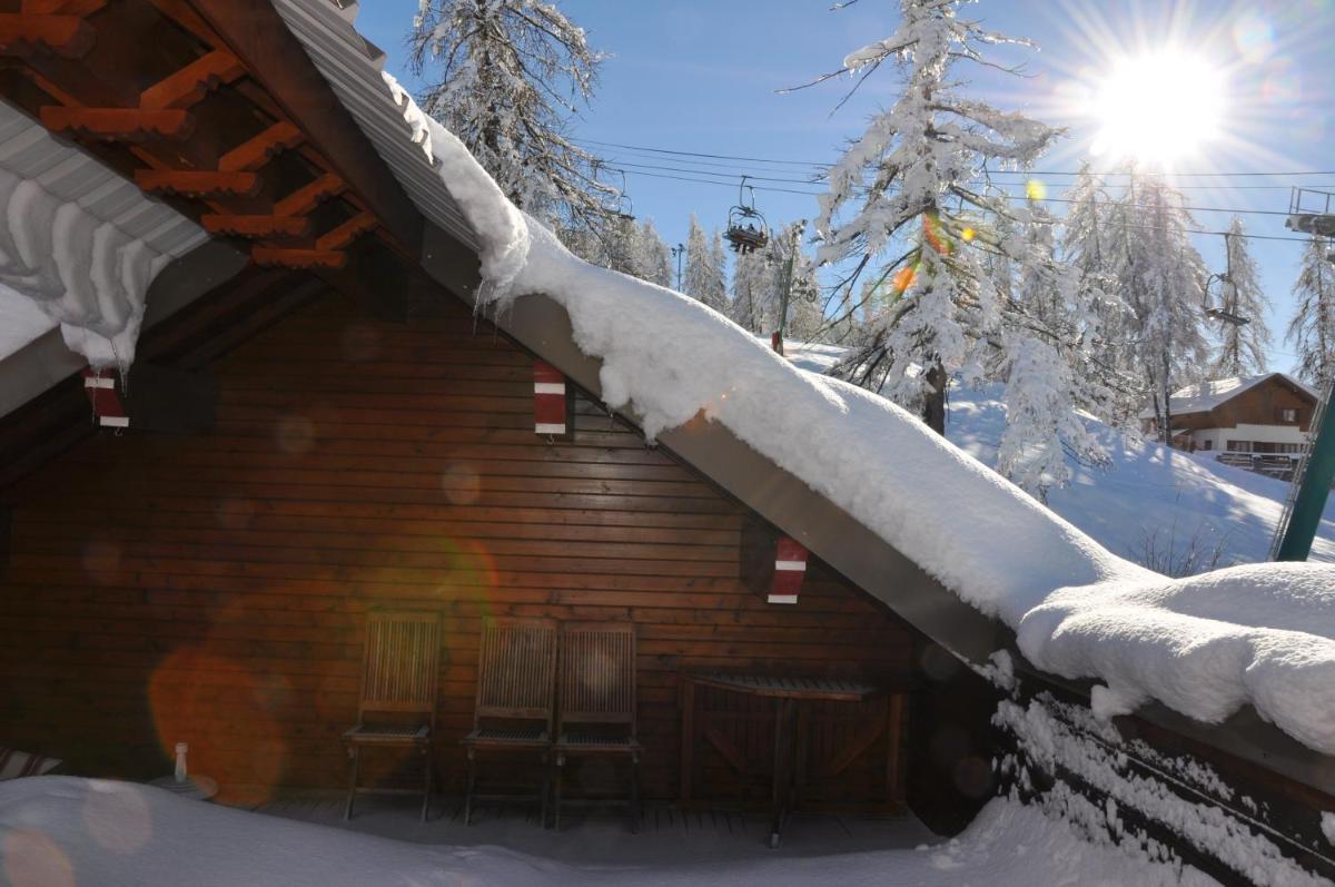 L'établissement Le Chalet Suisse en hiver