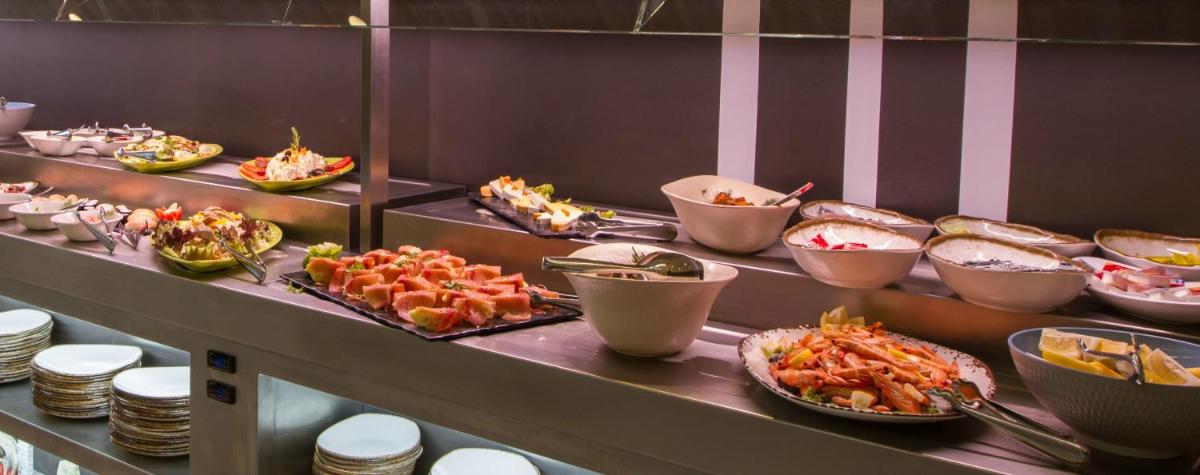 Comida en o cerca de este hotel