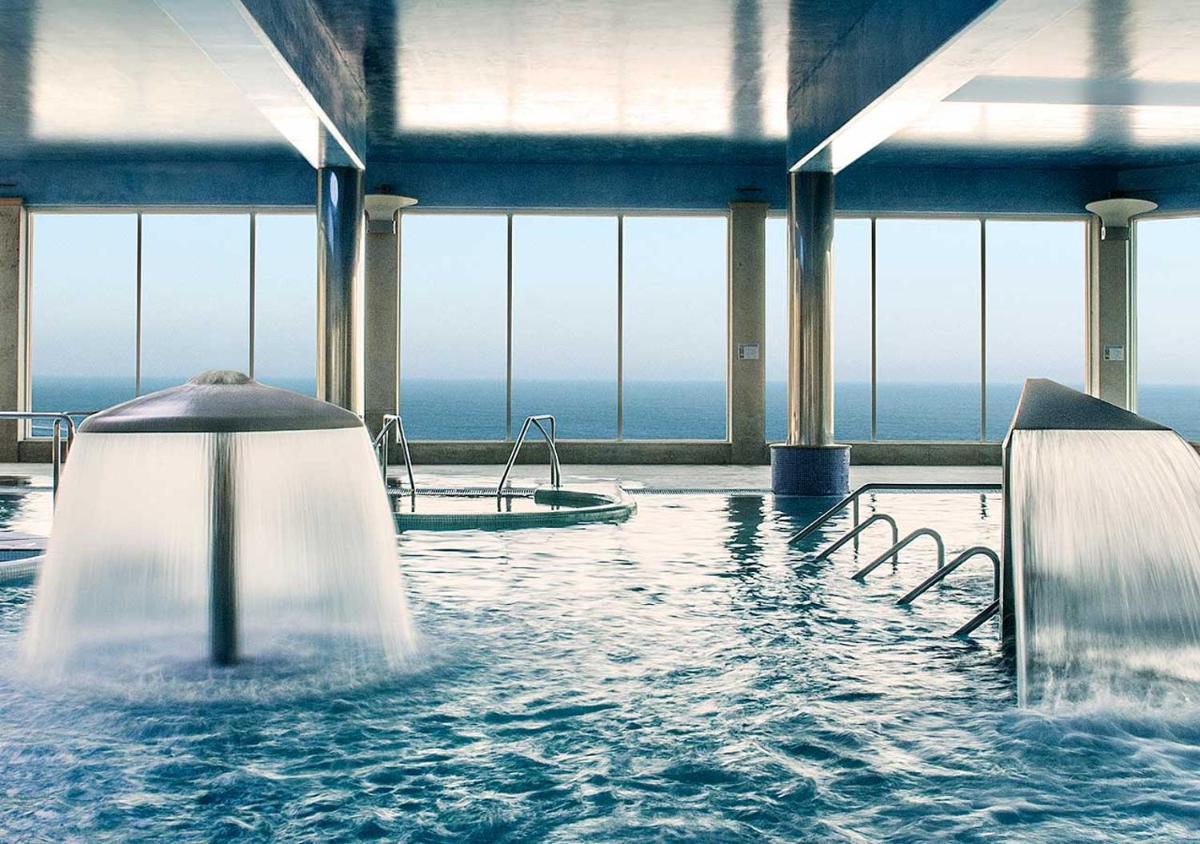 una piscina con agua saliendo de ella en Talaso Atlántico, en Mougás