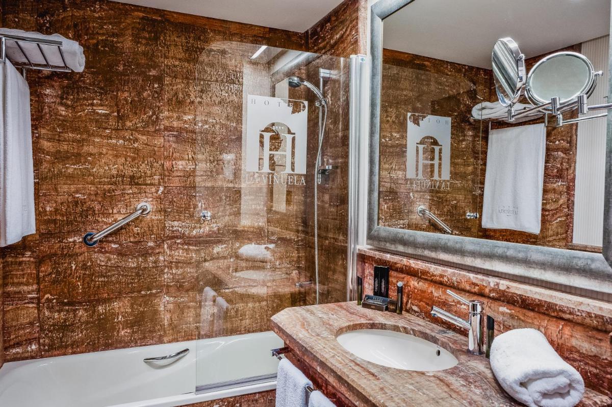 Un baño de B bou Hotel La Viñuela & Spa