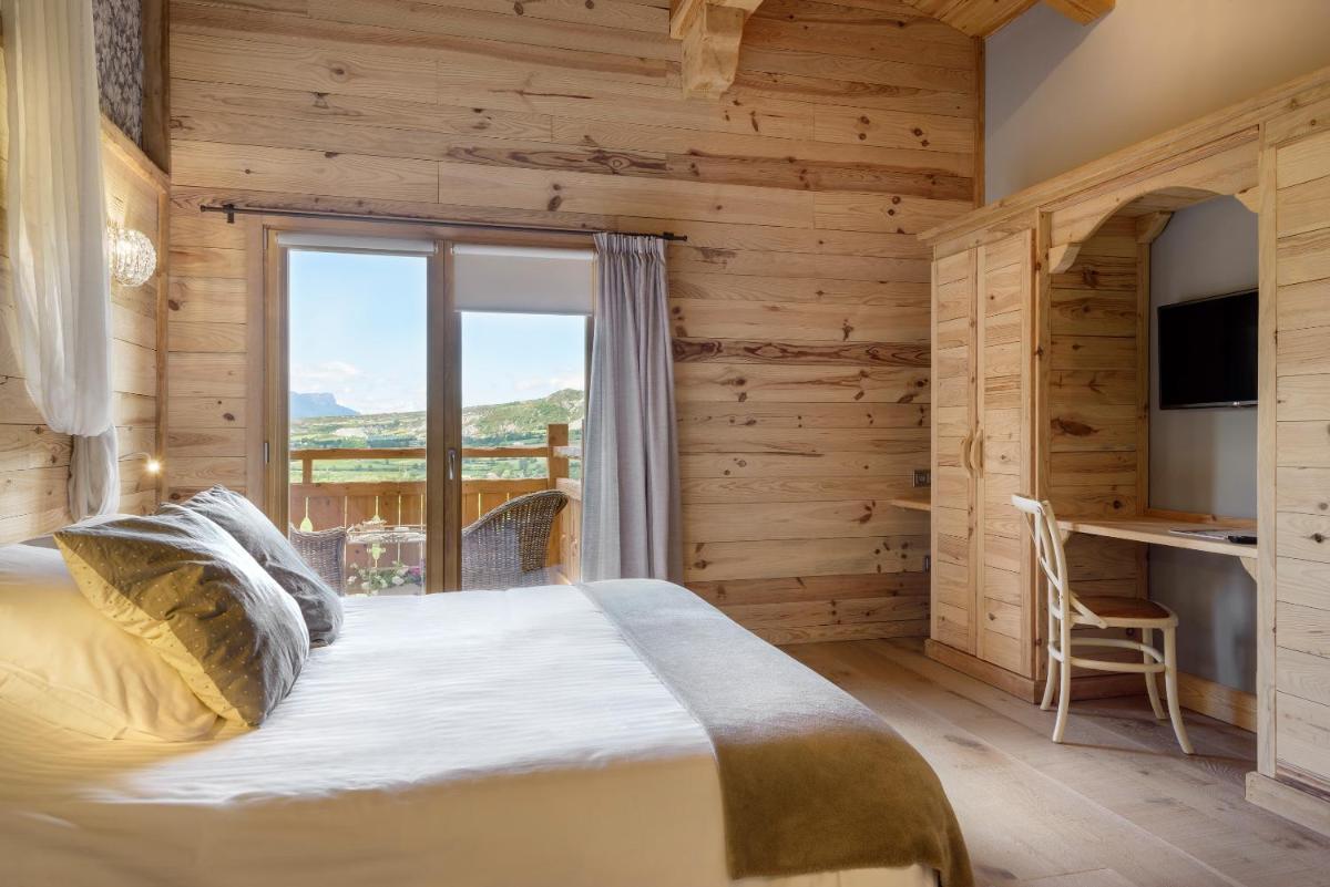 Un dormitorio con una cama y una ventana grande. en Hotel Viñas de Lárrede, en Lárrede 88 fotos más