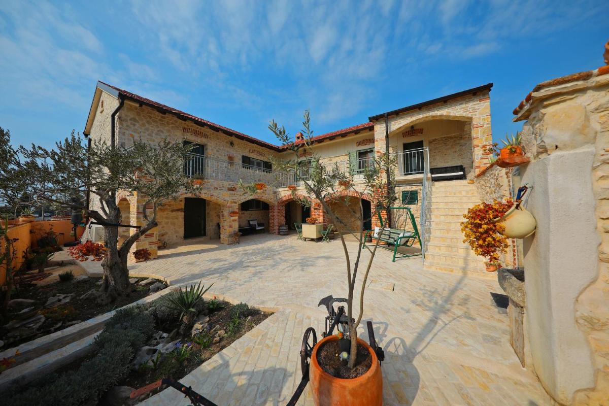 Kadija Castle - Housity