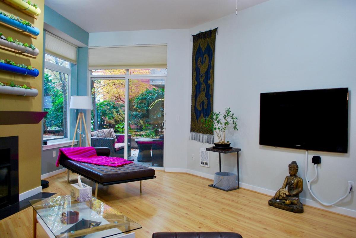 Well Appointed and Modern + Parking - Housity