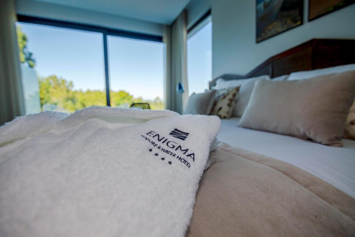 Uma cama ou camas num quarto em Enigma - Nature & Water Hotel