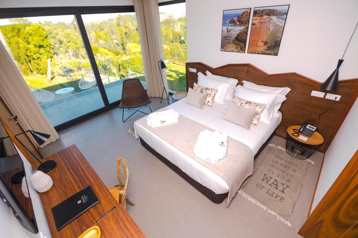 Uma cama ou camas num quarto em Enigma - Nature & Water Hotel
