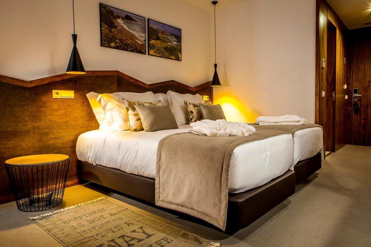 Uma cama ou camas num quarto em Enigma - Nature & Water Hotel