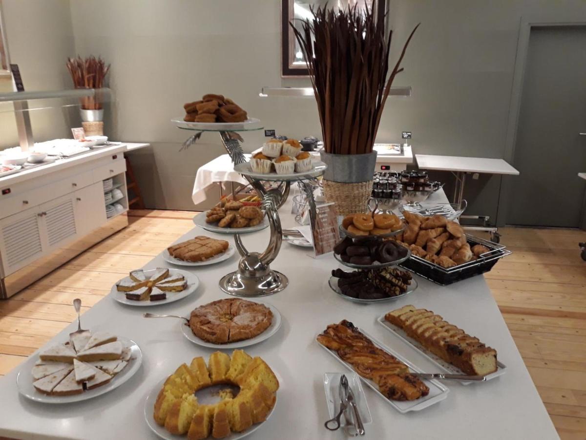 Comida en o cerca de este hotel